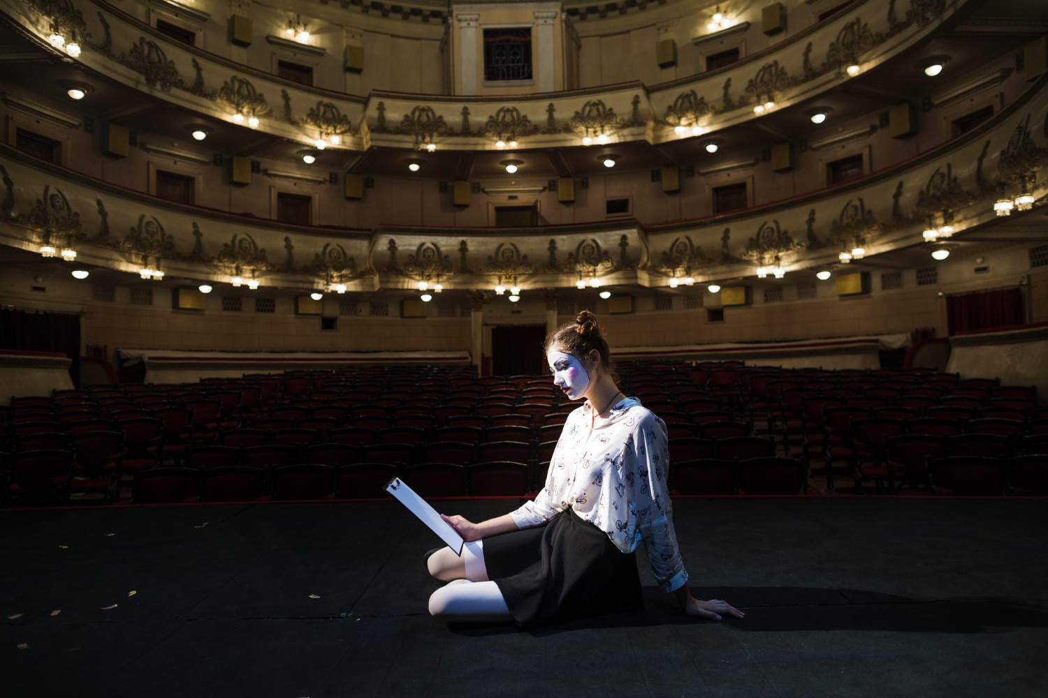 Z jakiego powodu warto chodzić do teatru?