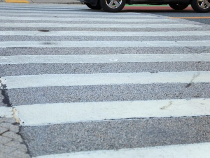 Stary Sącz: Wąski most w centrum chaosu. Czy nowa kładka dla pieszych rozwiąże problem?