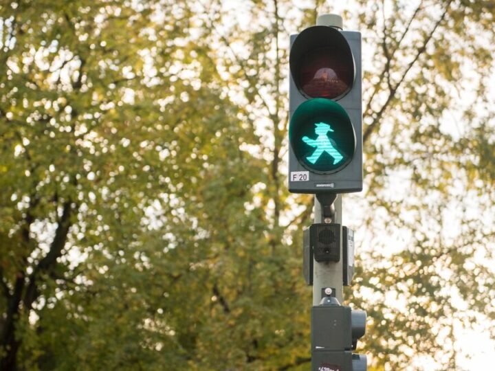 Bezpieczna droga do szkoły: Dzieci uczą się ekologii i zasad ruchu w Nawojowej