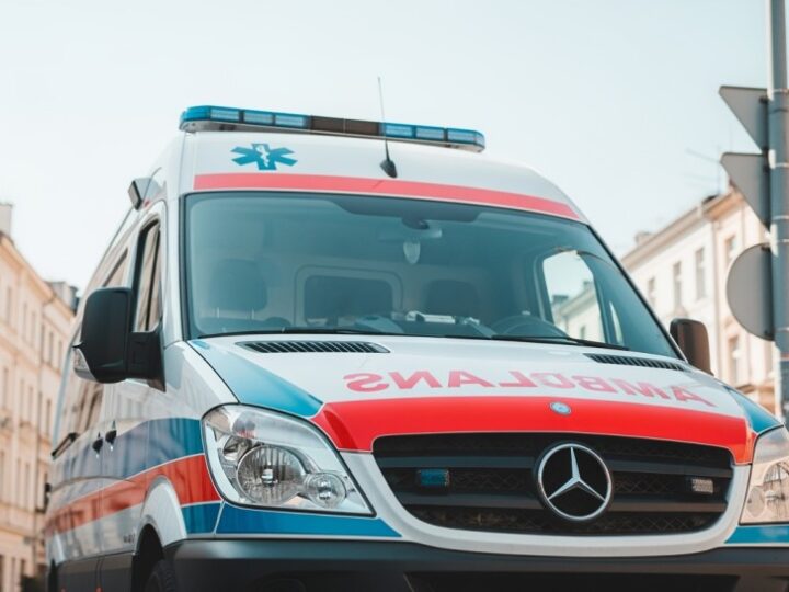 Mężczyzna na dachu w Nowym Sączu: Strażacy w akcji ratunkowej!