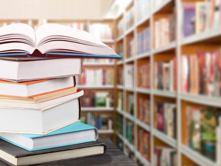 Mali odkrywcy odkrywają świat w bibliotece podczas fascynujących warsztatów