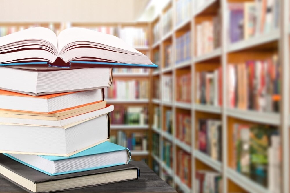 Mali odkrywcy odkrywają świat w bibliotece podczas fascynujących warsztatów