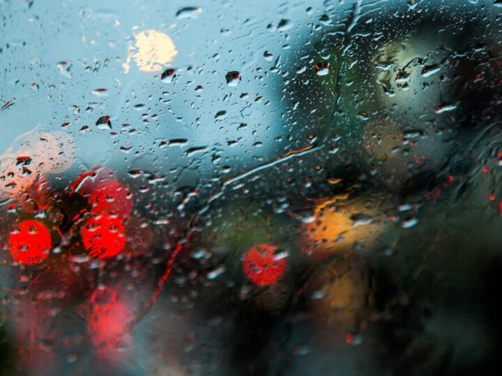 Intensywne opady deszczu i śniegu oraz oblodzenie dróg i chodników