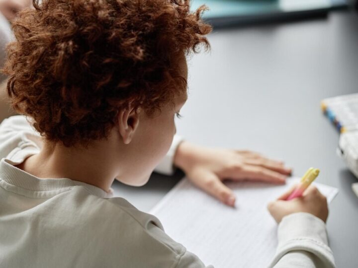 Policjantka dzielnicowa edukuje młodzież o odpowiedzialności prawnej i hejcie w sieci