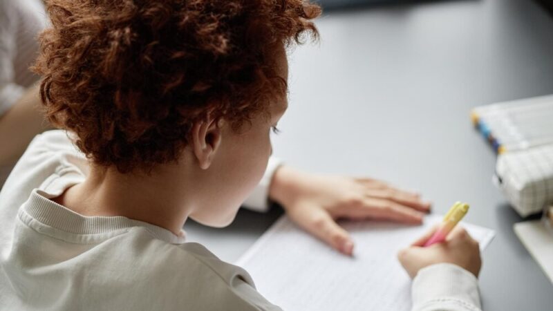 Policjantka dzielnicowa edukuje młodzież o odpowiedzialności prawnej i hejcie w sieci