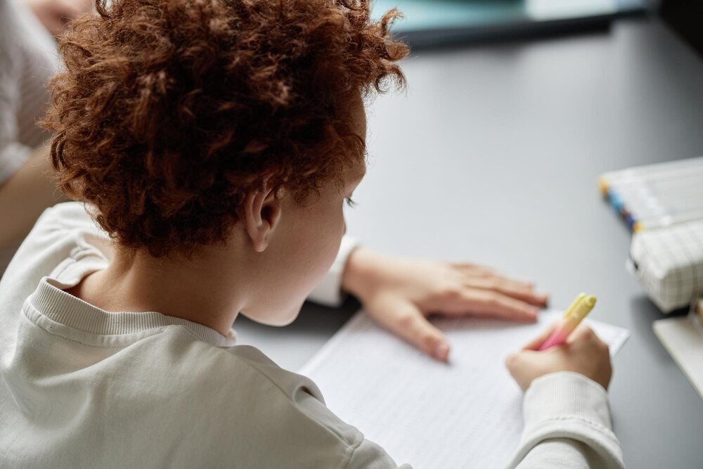 Policjantka dzielnicowa edukuje młodzież o odpowiedzialności prawnej i hejcie w sieci