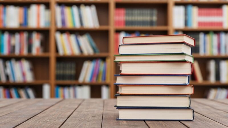 Katarzyna Kobylarczyk w Sądeckiej Bibliotece: Wieczór pełen reportażowych opowieści i inspiracji