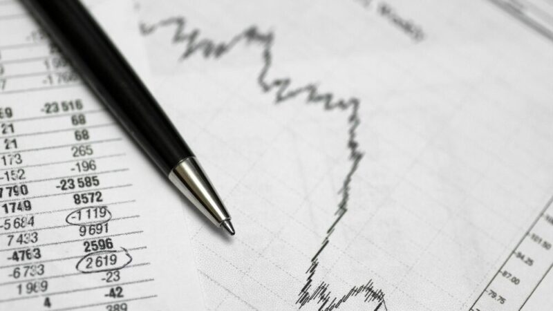 Uważaj na oszustów inwestycyjnych – fałszywi doradcy w sieci zagrażają Twoim finansom!