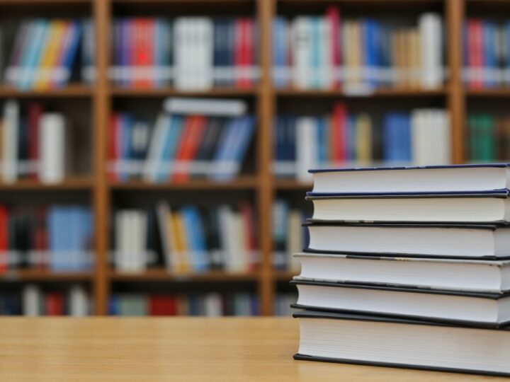 Świąteczne wyzwania w bibliotece: dołącz do kalendarza adwentowego!