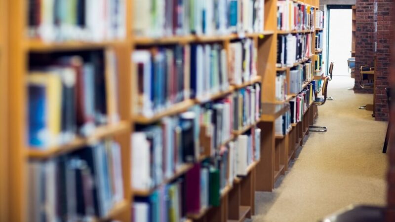 Świąteczne wyzwania w bibliotece: dołącz do kalendarza adwentowego!