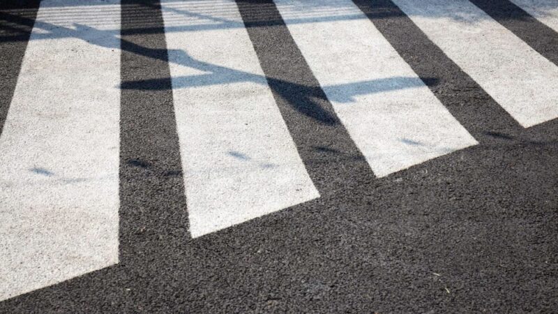 Bezpieczeństwo pieszych w Nowym Sączu – policjanci prowadzą działania prewencyjne