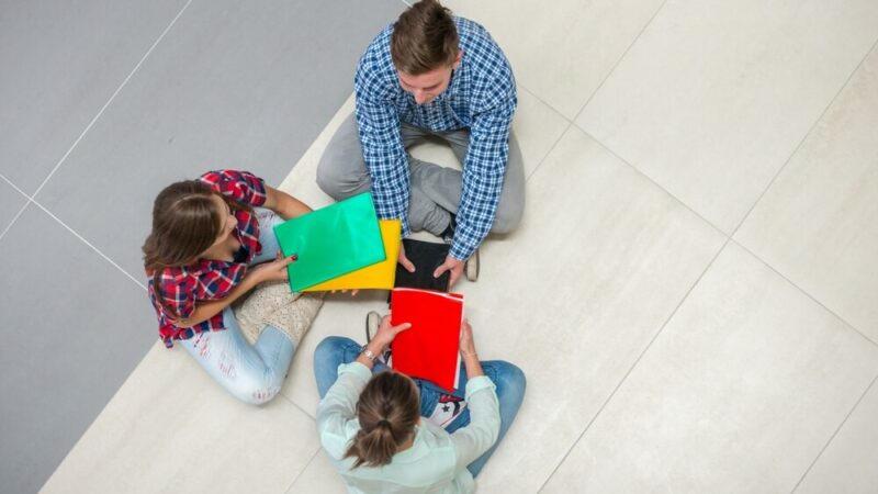 Dzielnicowy edukuje uczniów o bezpieczeństwie i zagrożeniach w sieci