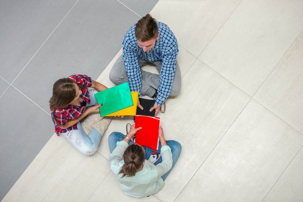 Dzielnicowy edukuje uczniów o bezpieczeństwie i zagrożeniach w sieci