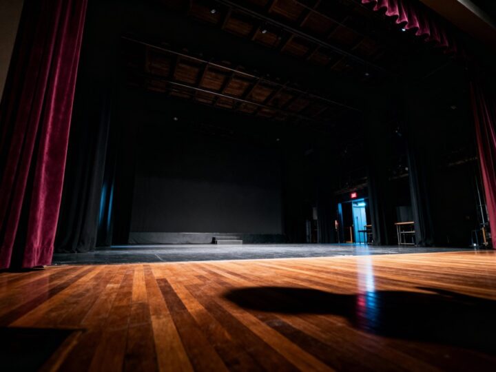 Kalendarz z legendami teatru w Nowym Sączu: archiwalne zdjęcia, które ożywiają historię