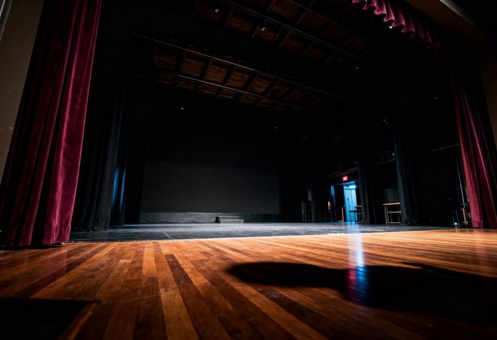 Kalendarz z legendami teatru w Nowym Sączu: archiwalne zdjęcia, które ożywiają historię