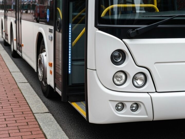 Mikołajkowy autobus w Nowym Sączu: słodkie niespodzianki na linii 7!