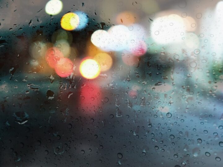 Nadchodzą gęste mgły z ograniczoną widocznością