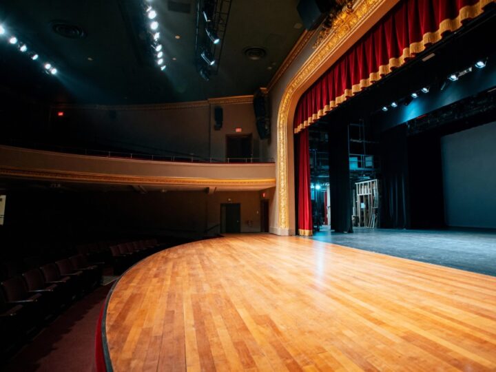 Zwariowane sceny ciała: nowy spektakl Edyty Mikołajewicz w Nowym Sączu