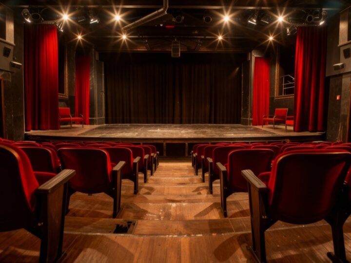 Drabina” – komedia, która bawi i skłania do refleksji w Teatrze 13 NS!