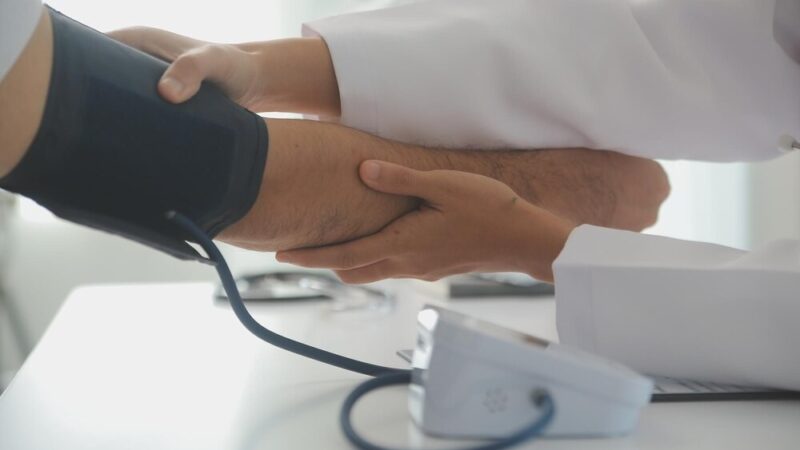 Dzielnicowi w Starym Sączu edukują młodzież o cyberbezpieczeństwie