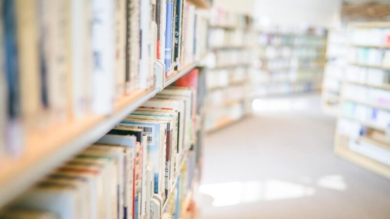 Odkryj magię Paryża: podróżnicze inspiracje w Sądeckiej Bibliotece