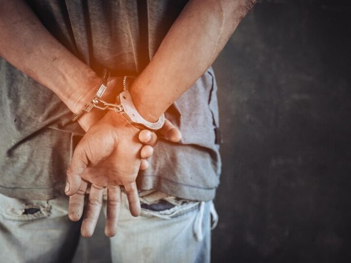 Mężczyzna przywłaszczył karty płatnicze i próbował wypłacić pieniądze z bankomatów