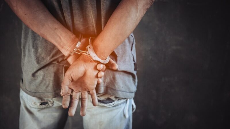 Mężczyzna przywłaszczył karty płatnicze i próbował wypłacić pieniądze z bankomatów