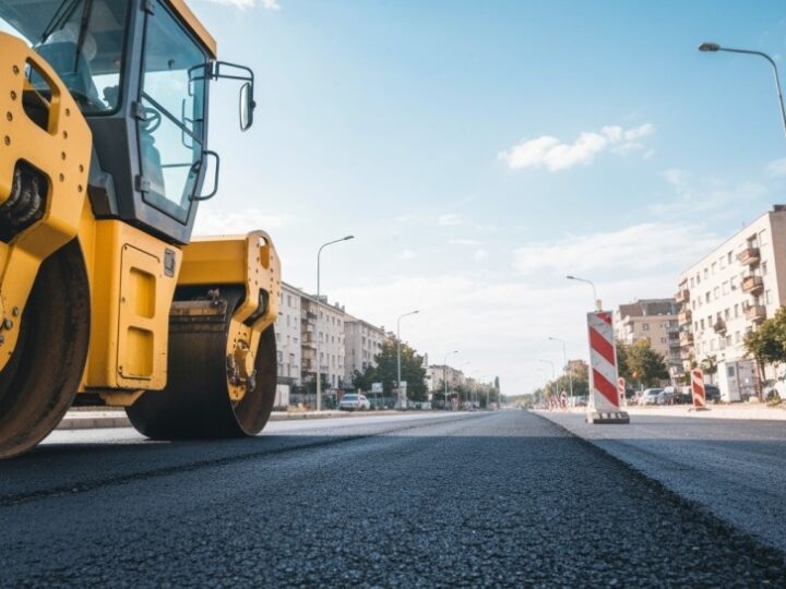 Remont drogi w Naściszowej niemal zakończony – ostatnia warstwa asfaltu wylana