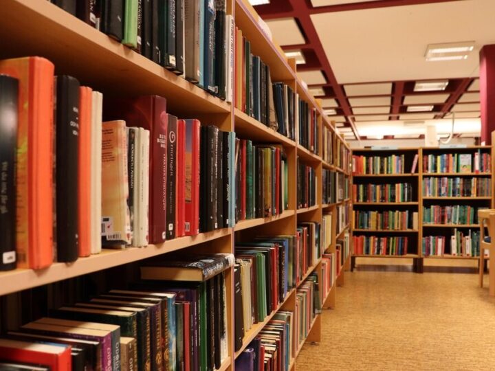 Wystawa „11/20” w Sądeckiej Bibliotece: młodzi artyści na 20-leciu szkoły