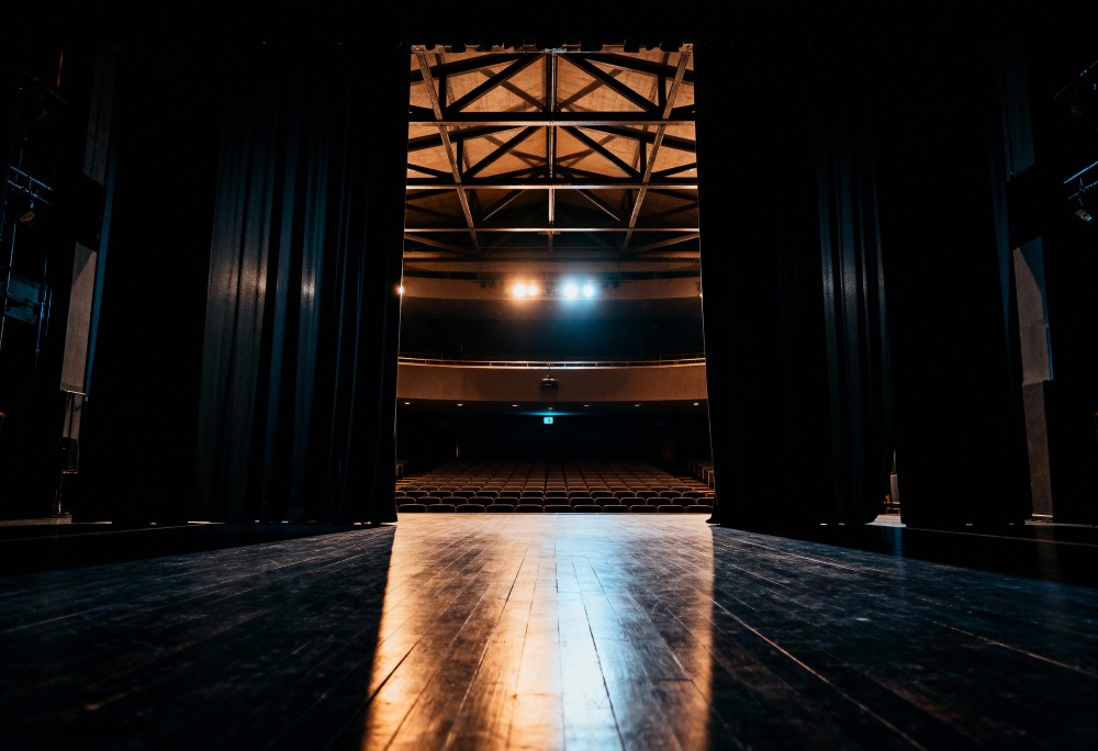 Koral wspiera młodzież: nowy mecenat dla Grupy Teatralnej Cudoki-Szuroki