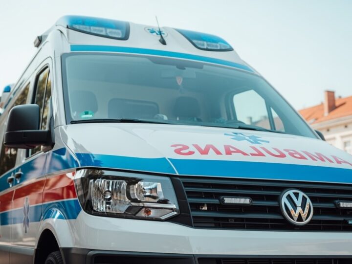 Szybka akcja ratunkowa w Kasinie Wielkiej: odnaleziono zaginiony śmigłowiec R44