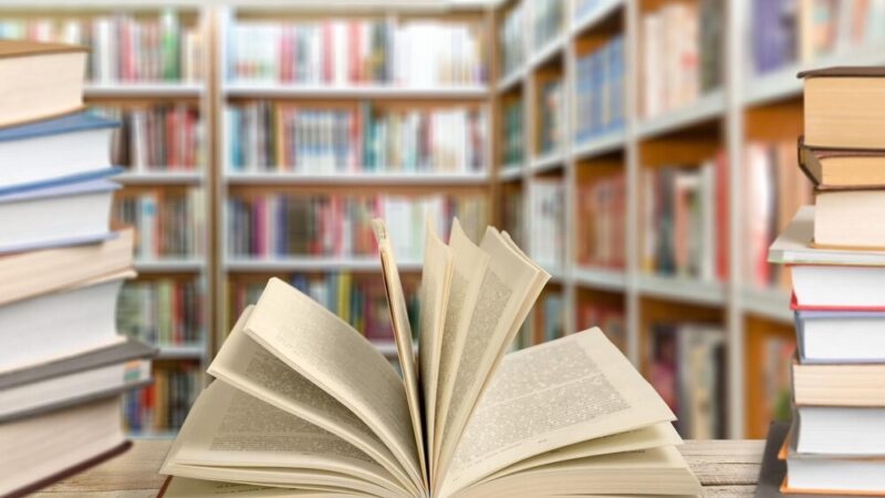 Wernisaż wystawy fotografii „15/30” Adriana Marasia w zabytkowej bibliotece