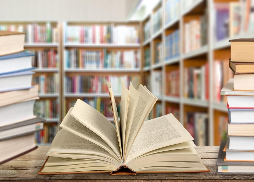 Wernisaż wystawy fotografii „15/30” Adriana Marasia w zabytkowej bibliotece