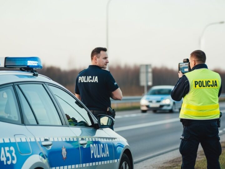 Nie jedź za innymi na przejeździe kolejowym!