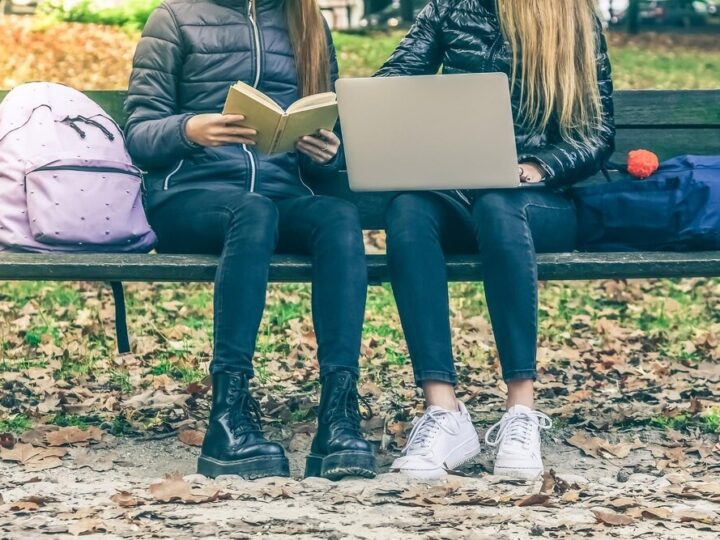 Krynicki dzielnicowy edukuje młodzież o prawnych konsekwencjach i cyberzagrożeniach