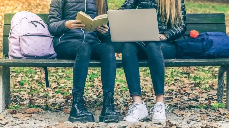 Krynicki dzielnicowy edukuje młodzież o prawnych konsekwencjach i cyberzagrożeniach