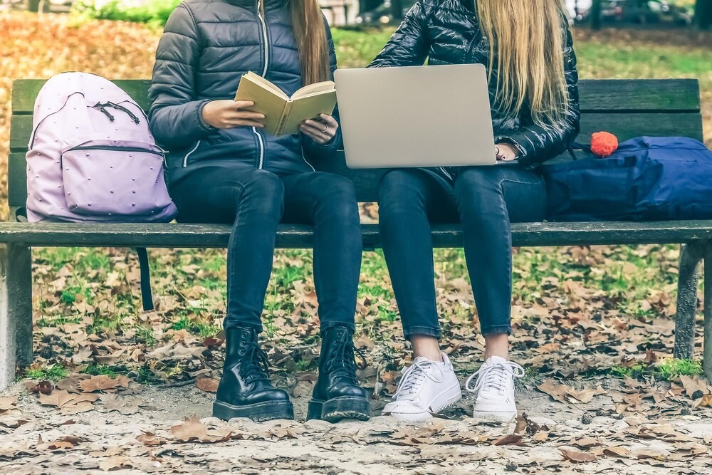 Krynicki dzielnicowy edukuje młodzież o prawnych konsekwencjach i cyberzagrożeniach